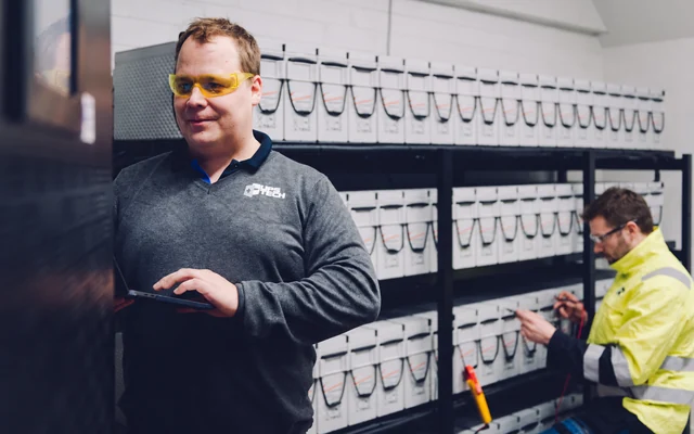 UPS-järjestelmän huoltotyö ja akuston mittaus